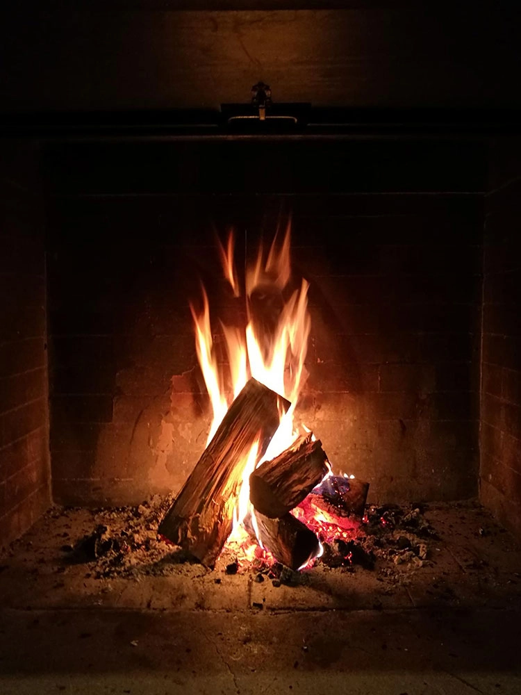Ramonage de cheminée avec feu de cheminée en fonctionnement